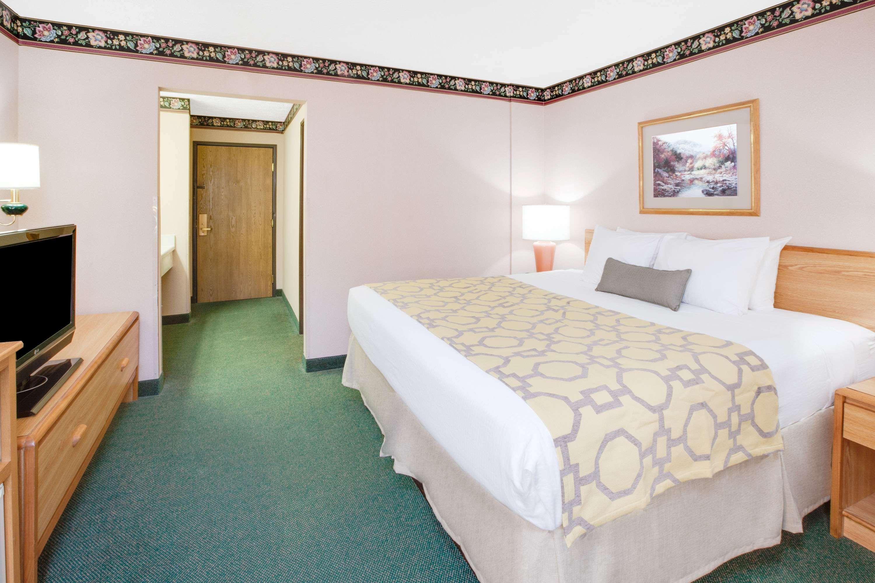 Baymont By Wyndham Traverse City Bagian luar foto