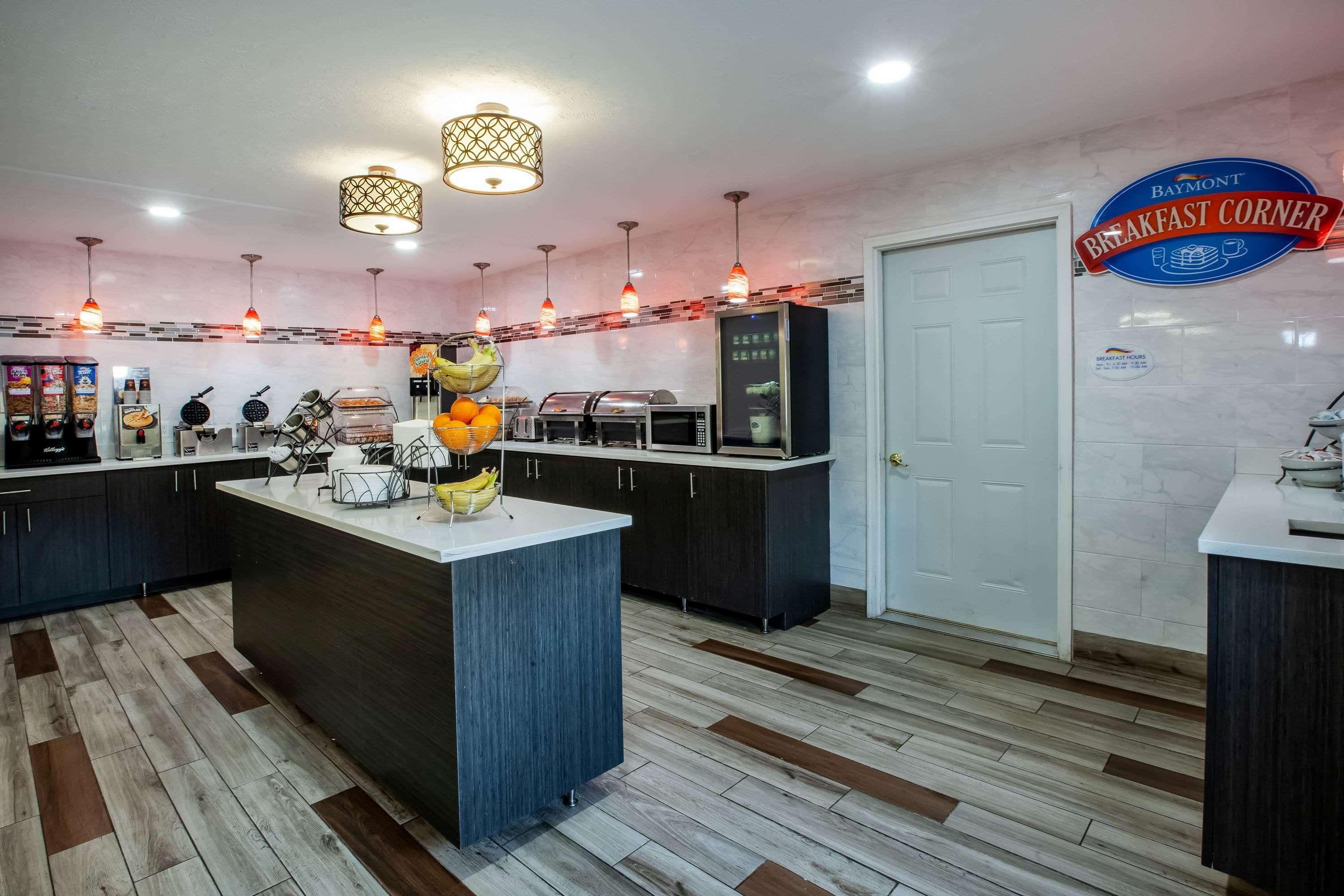 Baymont By Wyndham Traverse City Bagian luar foto