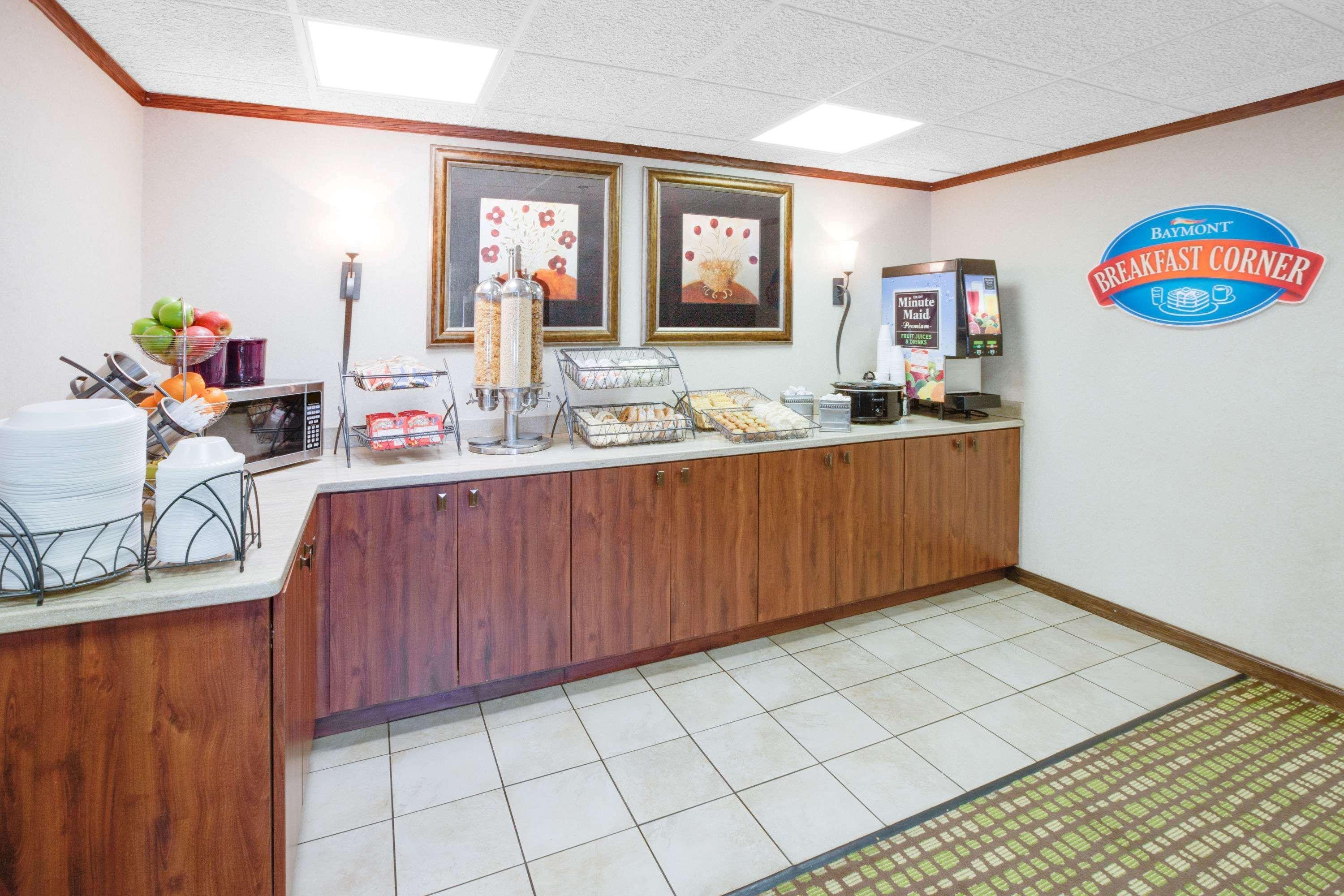 Baymont By Wyndham Traverse City Bagian luar foto
