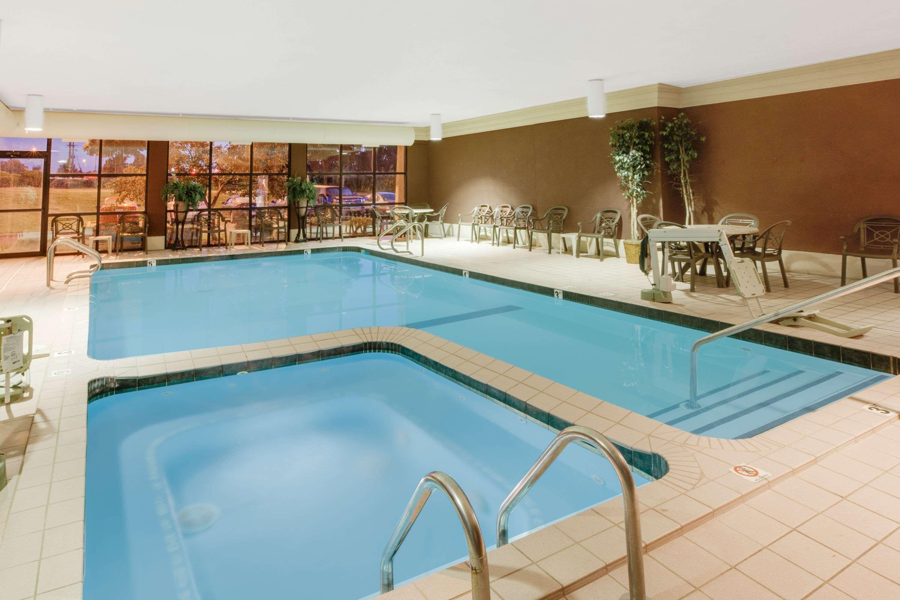 Baymont By Wyndham Traverse City Bagian luar foto